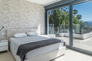 4 bedrooms, iron/ironing board, travel crib, internet