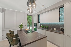 Kühlschrank, Mikrowelle, Ofen, Herdplatte