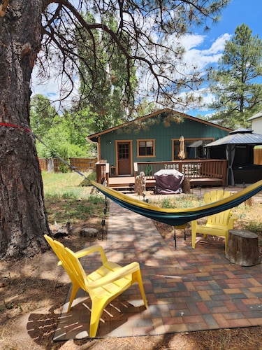 Charming 3-bedroom house with WiFi, dog friendly, hot tub, and AC in Flagstaff
