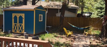 Charming 3-bedroom house with WiFi, dog friendly, hot tub, and AC in Flagstaff