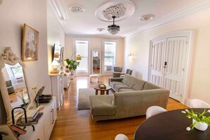Smart TV, chimenea y libros 