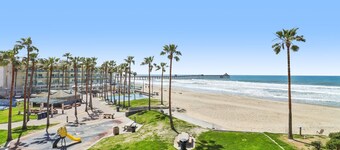 Penthouse Beach Escape! Great View. Gated Parking. WiFI. Heated Pool. Sleeps 6
