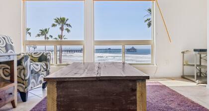Penthouse Beach Escape! Great View. Gated Parking. WiFI. Heated Pool. Sleeps 6