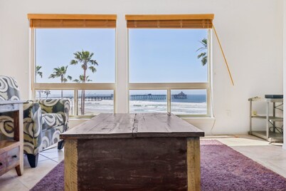 Penthouse Beach Escape! Great View. Gated Parking. WiFI. Heated Pool. Sleeps 6