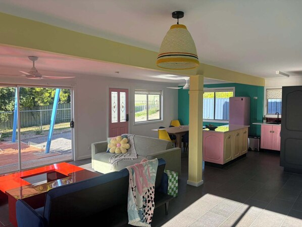 Smart TV - The Rainbow House Dungog (Dungog)