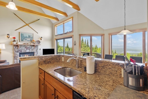 Gray Fox 7 | Beautiful ski in/ski out condo, with amazing views!!