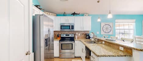 ثلاجة، ميكروويف، موقد طهي مسطح، غسالة أطباق