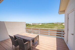 Outdoor dining - Waterfront Escape | Rooftop Terrace + Private Pool + Boat Slips (Corpus Christi)