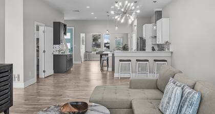 Waterfront Condo w/ Rooftop + Pool + Boat Slips