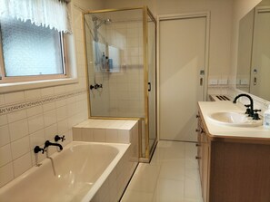 Douche, sĂšche-cheveux, serviettes fournies, savon