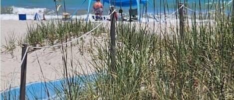 Beach nearby, sun-loungers, beach towels