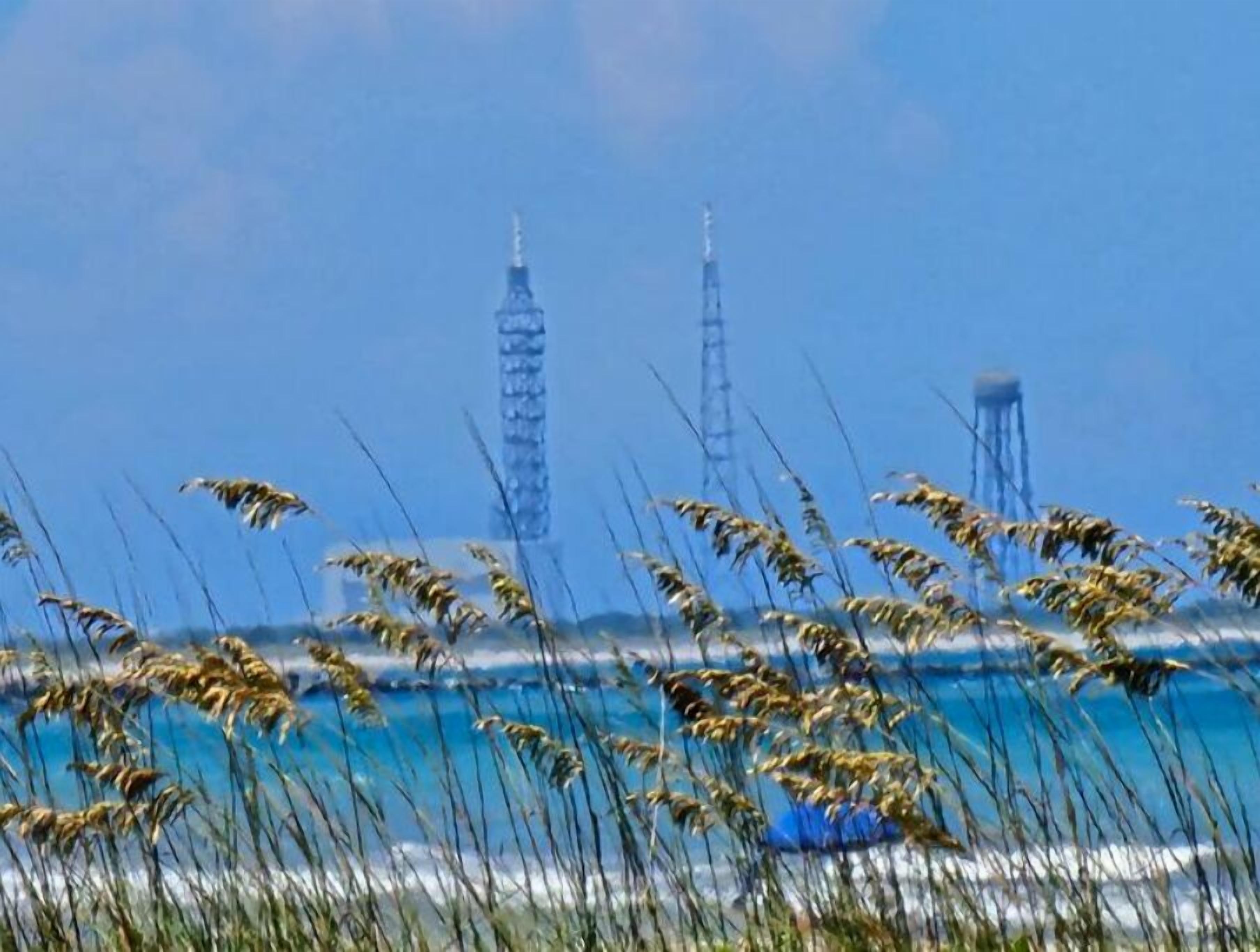 Beach nearby, sun-loungers, beach towels