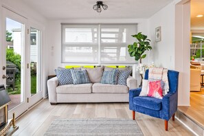 Televisio, takka, kirjoja