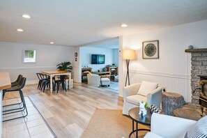 Smart TV, chimenea y libros 