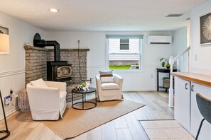 Televisio, takka, kirjoja