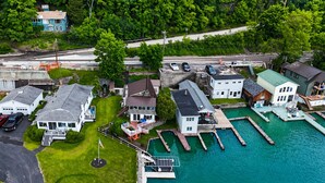Vista aérea de una zona residencial con casas, un muelle y una piscina.