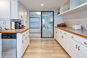 Jääkaappi, mikroaaltouuni, liesi, astianpesukone