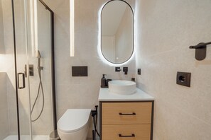 Douche, serviettes fournies, savon, shampoing