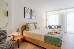 5 quartos, ferros/tábuas de passar roupa, berço de viagem