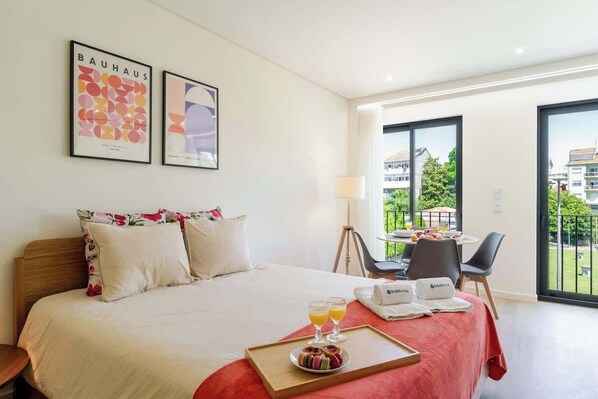 5 habitaciones, tabla de planchar con plancha y cuna de viaje 