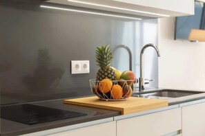 Geladeira, micro-ondas, fogão, cooktop