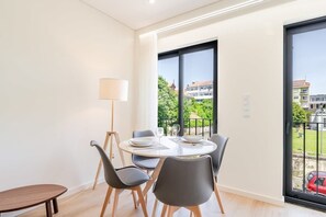 Dining - Bright Flats with City Views by HostWise (Porto)