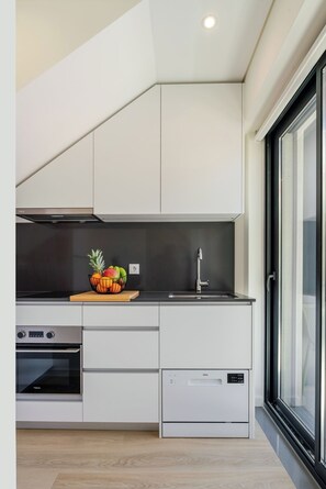 Køleskab, mikrobølgeovn, ovn, kogeplade