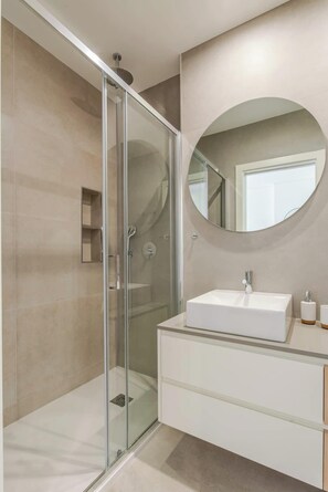 Shower, hair dryer, towels - Bright Flats with City Views by HostWise (Porto)