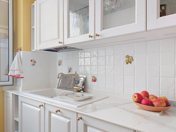 Kühlschrank, Mikrowelle, Ofen, Geschirrspüler