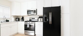 Modern 4-Bedroom Getaway – Close to Las Vegas Strip, LV Airport, & Lake Mead