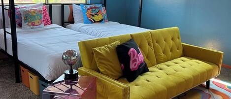 6 bedrooms, WiFi, bed sheets