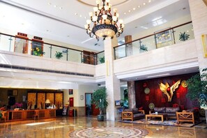 A spacious lobby with a grand chandelier, a reception desk, seating area, and a decorative wall. - Yun Yin Nanshan (Chongqing)