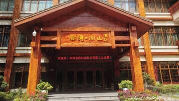 A wooden building with a sign that reads 'Lijiang·Nanshan Resort'.