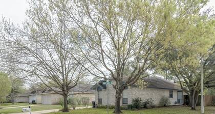 Cozy 1 Bedroom 1 Bath Home with WiFi, AC, Full Kitchen near Energy Corridor