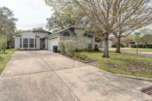 Exterior - Cozy 1 Bedroom 1 Bath Home with WiFi, AC, Full Kitchen near Energy Corridor (Houston)