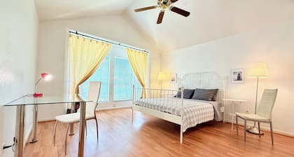 Cozy 1 Bedroom 1 Bath Home with WiFi, AC, Full Kitchen near Energy Corridor