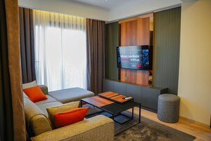 华丽套房 | 起居区 | 64-英寸电视 （配备数码频道）、壁炉