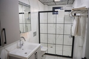 Deluxe Suite | Bathroom | Combined shower/tub, hair dryer, slippers, towels - LIMONOTTO SUIT OTEL (Mersin)