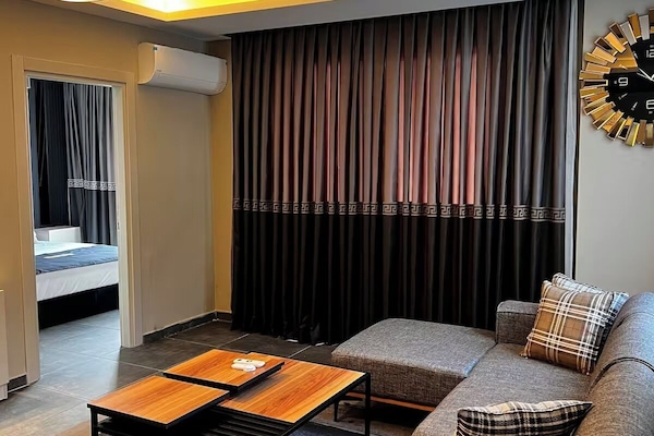 Suite familiar, 1 cama de matrimonio con sofá cama, balcón, vistas a la ciudad | Zona de estar | Televisión de 64 pulgadas con canales digitales, una chimenea