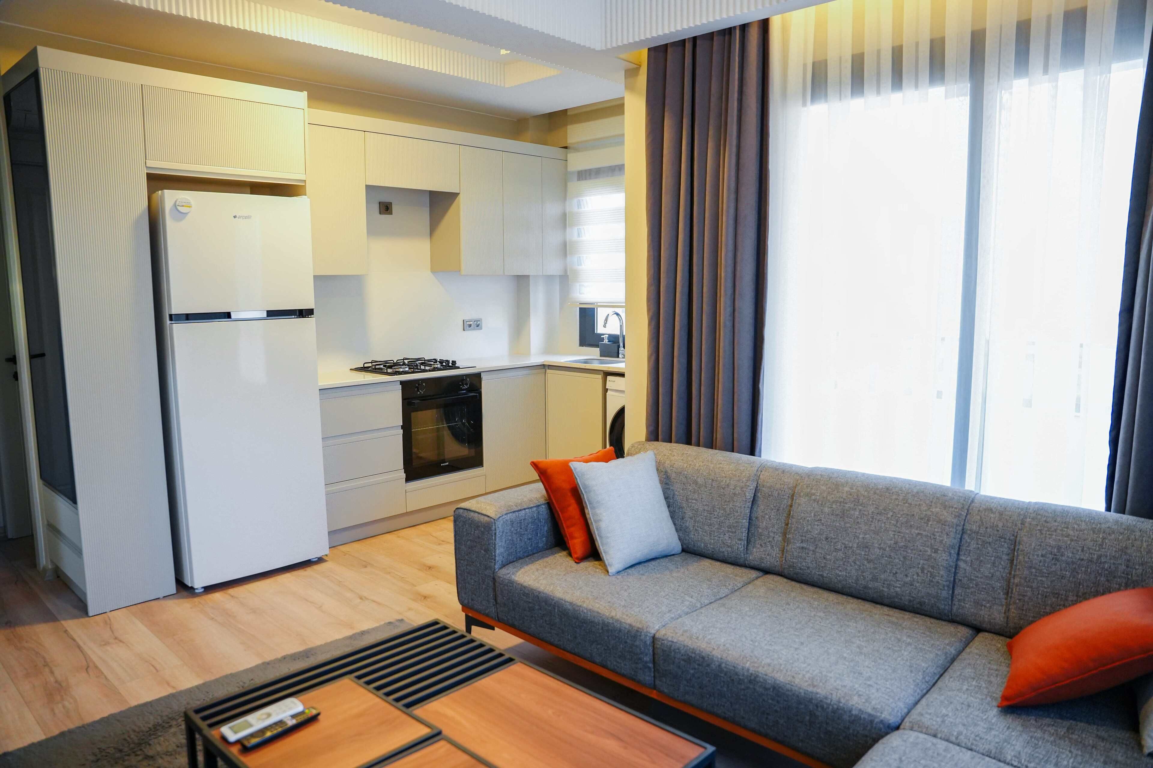 Suite Deluxe | Zona de estar | Televisión de 64 pulgadas con canales digitales, una chimenea