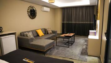 Monolocale Basic | Area soggiorno | TV 64 pollici con canali digitali, caminetto