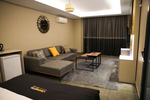 Basic Studio | Living area | 64-inch TV with digital channels, fireplace - LIMONOTTO SUIT OTEL (Mersin)