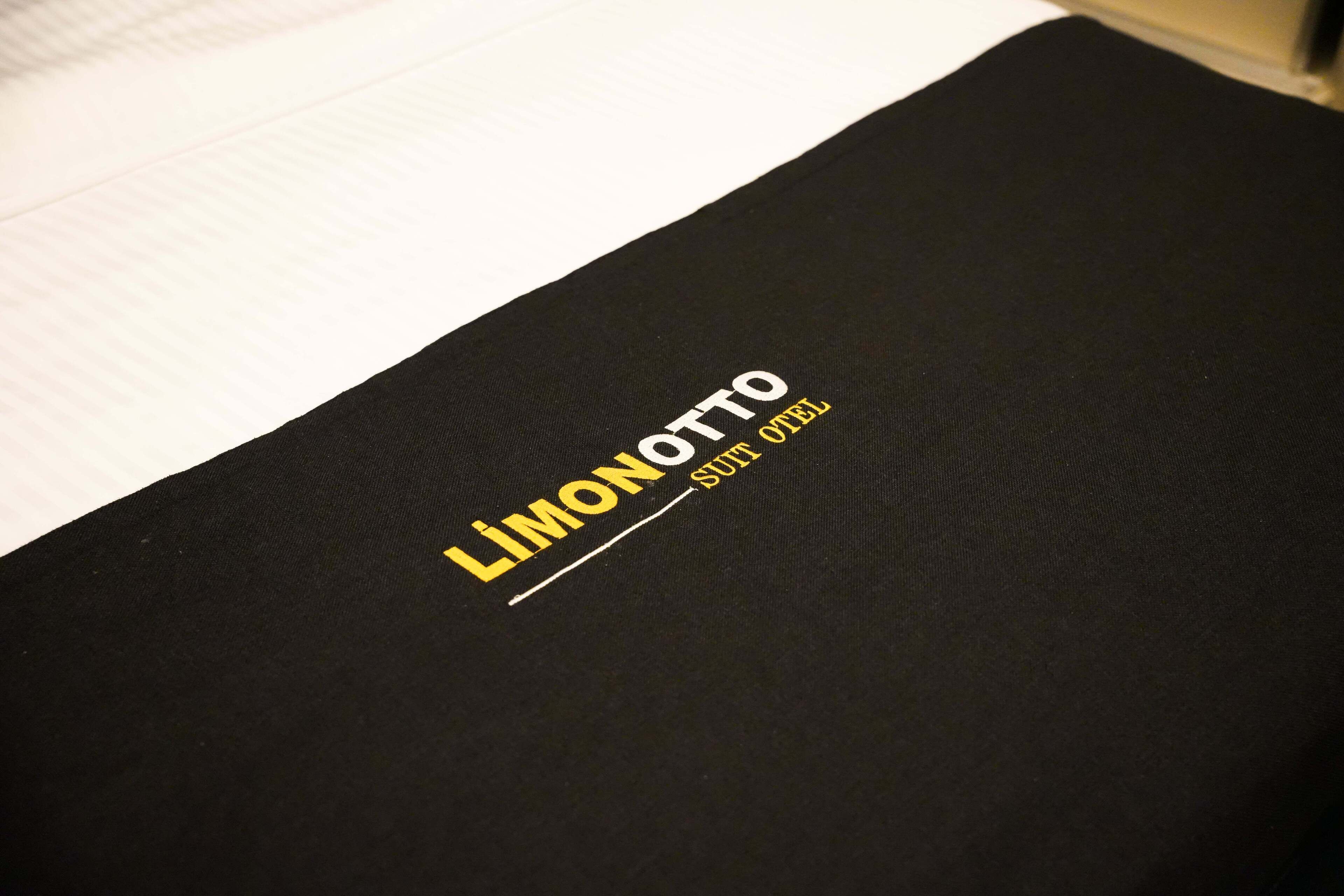 Una cartella nera con la scritta "Limonotto Studio Ozel".