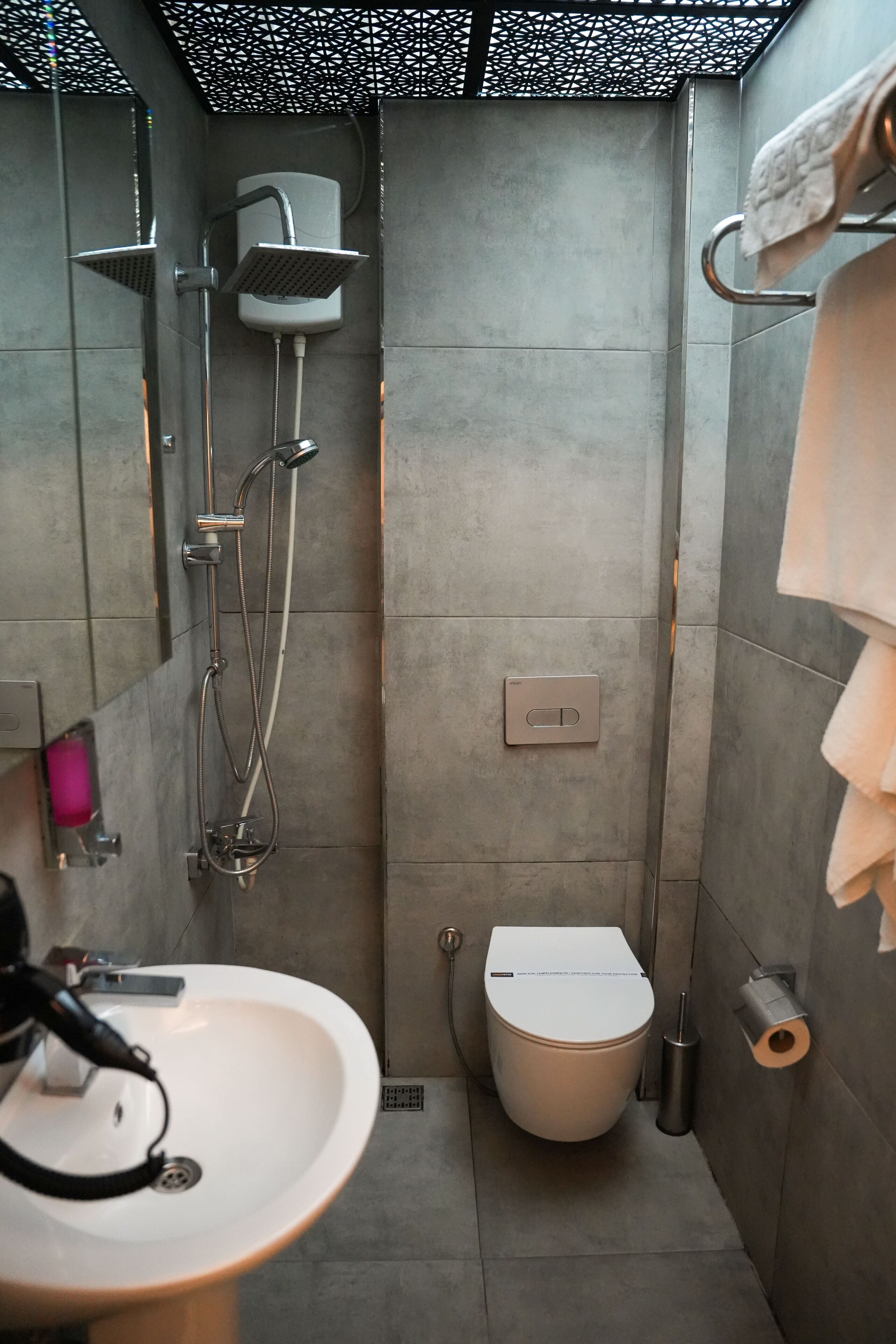 Ein modernes Badezimmer mit Dusche, Toilette und Waschbecken.
