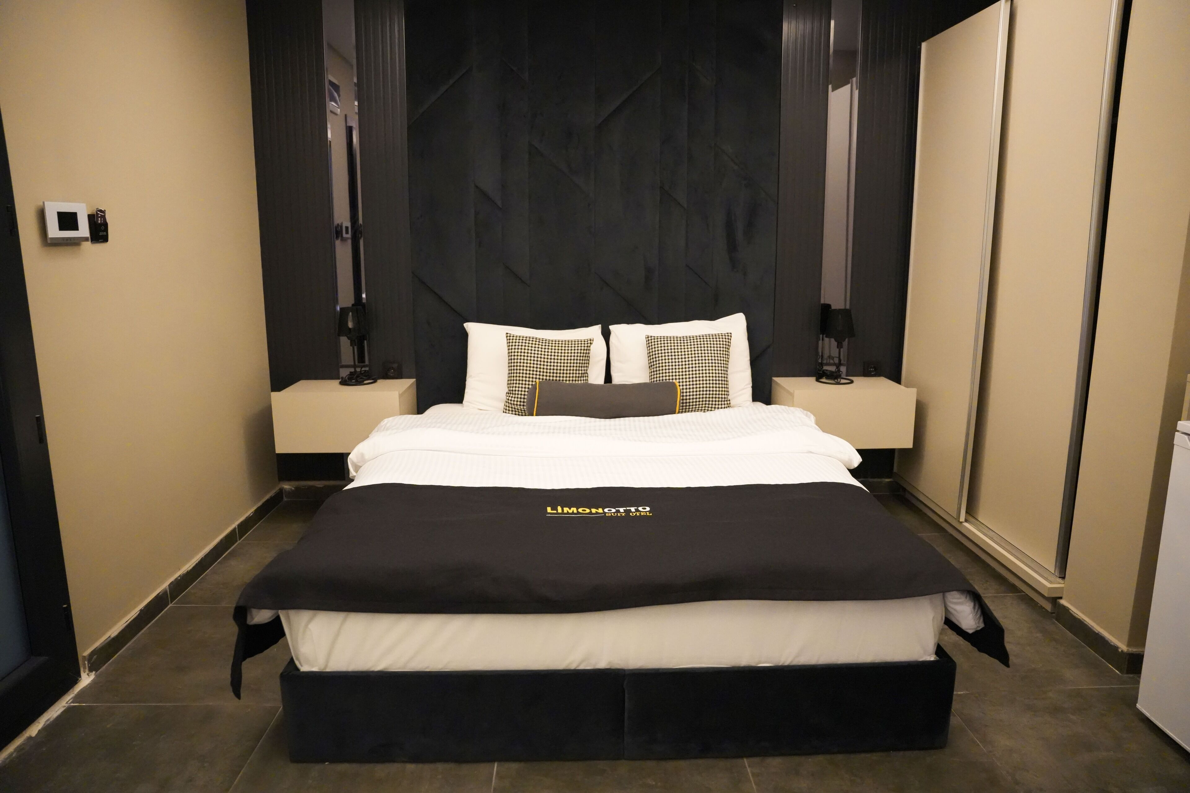 Monolocale Basic | Area soggiorno | TV 64 pollici con canali digitali, caminetto