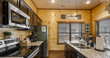 Charming Pet Friendly 3 Bedroom Chalet in Pigeon Forge with heated pool