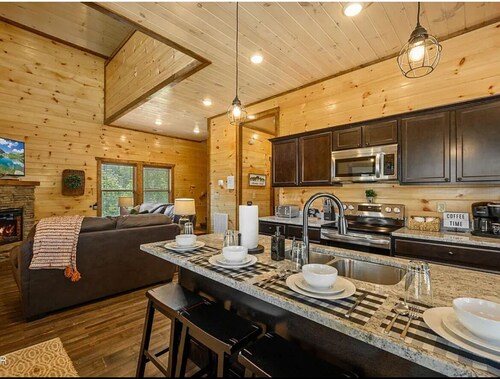 Charming Pet Friendly 3 Bedroom Chalet in Pigeon Forge with heated pool