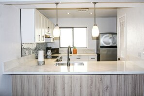 Fridge, microwave, oven, stovetop - AC Peek-A-Boo Ocean View 2bd 2 bath condo < 1 Mi to Magic Sands Beach with Pool (Unknown)