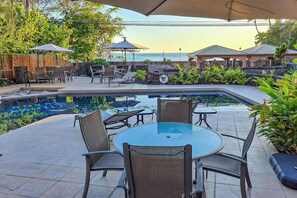 Outdoor dining - AC Peek-A-Boo Ocean View 2bd 2 bath condo < 1 Mi to Magic Sands Beach with Pool (Unknown)