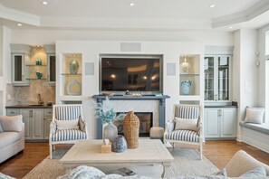 Smart TV, chimenea y libros 